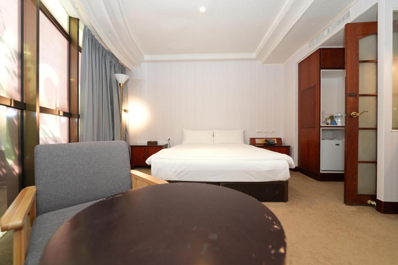 Meworld Hotel - Sanchong Taipei Exterior photo